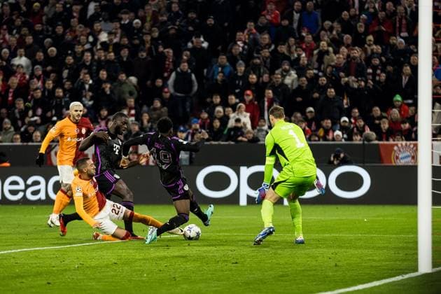 UEFA Champions League FC Bayern Muenchen Galatasaray 08 11 2023 Hakim Ziyech Galatasaray, 22 on goal, Alphonso Davies FC Bayern Muenchen, 19 and Dayot Upamecano FC Bayern Muenchen, 2 defending, Manuel Neuer FC Bayern Muenchen, 1 UEFA Champions League FC Bayern Muenchen Galatasaray, Muenchen, Allianz Arena on 08 11 2023 Copyright: xBEAUTIFULxSPORTS Wunderlx