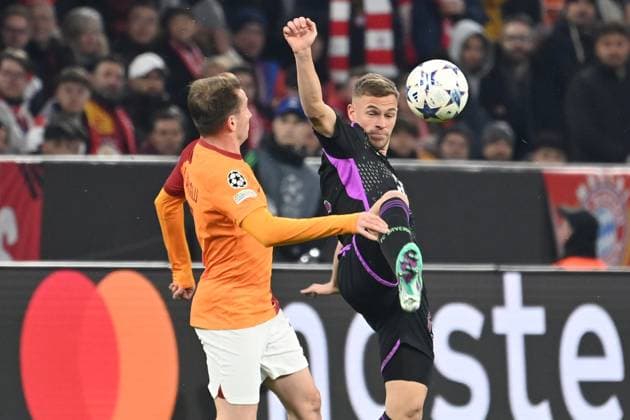 Serge GNABRY FC Bayern Muenchen , action,duel against Kerem AKTUERKOGLU Galatasaray Football Champions League Group Stage 4 Matchday FC Bayern Muenchen Galatasaray Istanbul on 08 11 2023, A L L I A N Z A R E N A