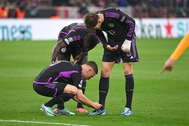 Joshua KIMMICH Bayern Muenchen must tie Leon GORETZKA Bayern Muenchens shoes because of his plaster Football Champions League group stage 4 matchday FC Bayern Muenchen Galatasaray Istanbul on 08 11 2023, A L L I A N Z A R E N A