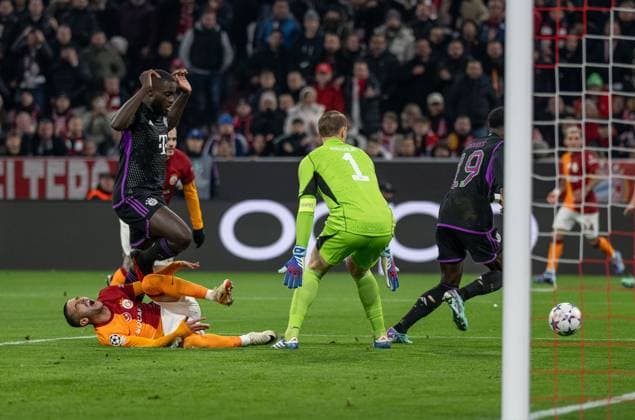 Dayot Upamecano FC Bayern Muenchen, 2 , Alphonso Davies FC Bayern Muenchen, 19 and Manuel Neuer goalkeeper, FC Bayern Muenchen, 1 prevents a goal by Hakm Ziyech Galatasaray Istanbul, 22 GER, FC Bayern Muenchen vs Galatasaray Istanbul, Football, Champions League, Group stage, Matchday 4, Season 2023 2024, 08 11 2023 DFL DFB REGULATIONS PROHIBIT ANY USE OF PHOTOGRAPHS as IMAGE SEQUENCES and or QUASI VIDEO GER, FC Bayern Muenchen vs Galatasaray Istanbul, Football, Champions League, Group stage, Matchday 4, Season 2023 2024, 08 11 2023 Muenchen Copyright: xEibner-Pressefoto HeikexFeinerx EP_HFR