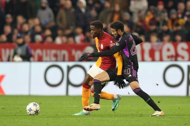 in duel, action, with Wilfried Zaha 14 Galatasaray , Noussair Mazraoui 40 FC Bayern Muenchen , FC Bayern Muenchen vs Galatasaray Istanbul , Champions League, Football, Preliminary round, Second leg, 08 11 2023 Muenchen Bayern Germany Copyright: xkolbert-press ChristianxKolbertx