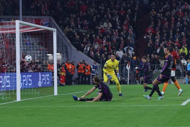 Soccer Champions League group stage matchday 4 FC Bayern Munich Galatasaray Istanbul on 08 11 2023 at the Allianz Arena in Munich Harry Kane Munich , front left hits the post xMSx