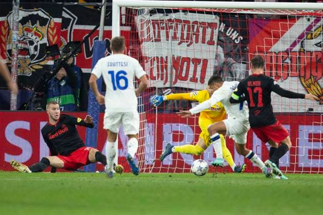 SOCCER - UEFA CL, RBS vs Inter SALZBURG,AUSTRIA,08.NOV.23 - SOCCER - UEFA Champions League, group stage, Red Bull Salzburg vs FC Internazionale Milano. Image shows Strahinja Pavlovic (RBS), Davide Frattesi, Alexis Sanchez (Inter), Alexander Schlager and Andreas Ulmer (RBS).  GEPAxpictures xGintarexKarpaviciute