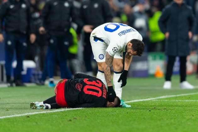 SOCCER - UEFA CL, RBS vs Inter SALZBURG,AUSTRIA,08.NOV.23 - SOCCER - UEFA Champions League, group stage, Red Bull Salzburg vs FC Internazionale Milano. Image shows Oscar Gloukh (RBS) and Hakan Calhanoglu (Inter).  GEPAxpictures xGintarexKarpaviciute