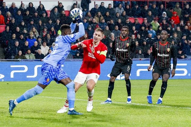 EINDHOVEN, 08-11-2023, Philips Stadium, UEFA Champions League season 2023 24, Goalkeeper Brice Samba of RC Lens and PSV player Luuk de Jong during the match between PSV and RC Lens. PSV - Lens  x23093203x Copyright: