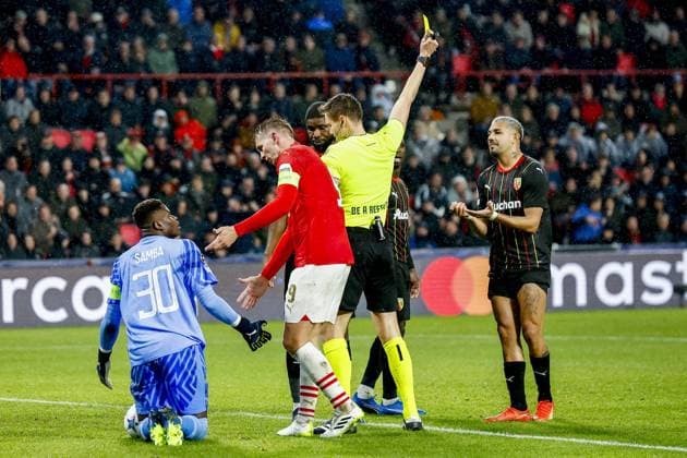 EINDHOVEN, 08-11-2023, Philips Stadium, UEFA Champions League season 2023 24, Referee Daniel Siebert shows yellow card to Facundo Medina of RC Lens during the match between PSV and RC Lens. PSV - Lens  x23093206x Copyright: