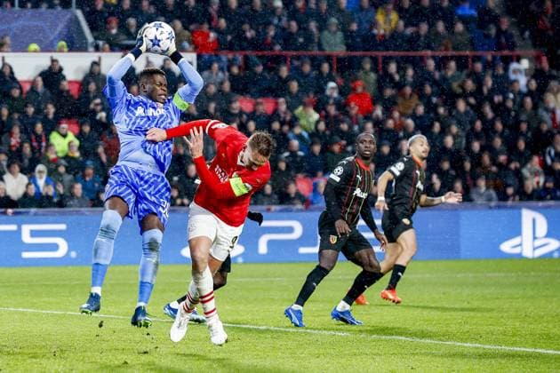 EINDHOVEN, 08-11-2023, Philips Stadium, UEFA Champions League season 2023 24, Goalkeeper Brice Samba of RC Lens and PSV player Luuk de Jong during the match between PSV and RC Lens. PSV - Lens  x23093207x Copyright: