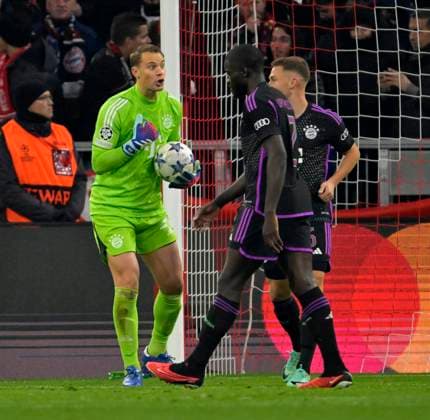08 11 2023, Football UEFA Championsleague 2023 2024 4 Matchday Preliminary Round, FC Bayern Munich Galatasaray Istanbul SK, in the Allianz Arena Munich Goalkeeper Manuel Neuer FC Bayern Munich gets upset and scolds Dayot Upamecano FC Bayern Munich and Joshua Kimmich FC Bayern Munich DFL and DFB regulations prohibit any use of photographs as image sequences and or quasi video