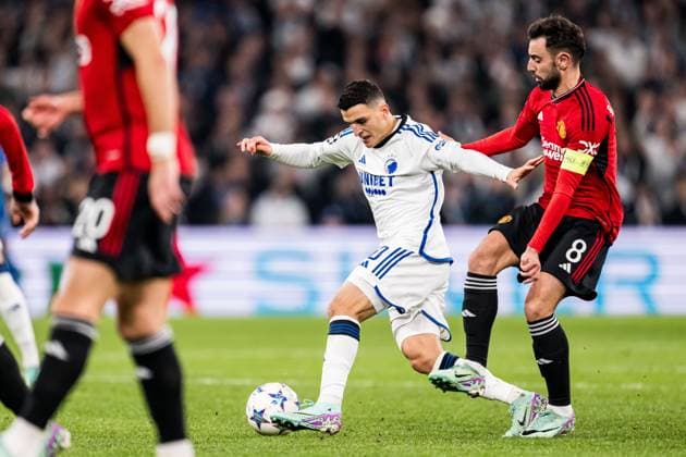 231108 Mohamed Elyounoussi of FC Copenhagen and Bruno Fernandes of Manchester United during the UEFA Champions League football match between FC Copenhagen and Manchester United on November 8, 2023 in Copenhagen Photo Petter Arvidson BILDBYRAN kod PA PA0685 fotboll football soccer fotball champions league fc copenhagen manchester united bbeng  Copyright: PETTERxARVIDSON BB231108PA102