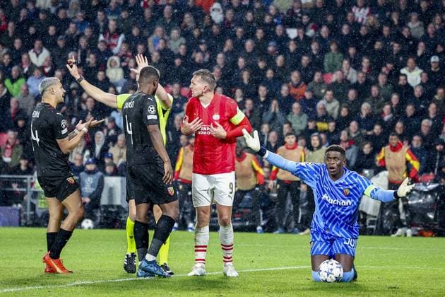 EINDHOVEN, 08-11-2023, Philips Stadium, UEFA Champions League season 2023 24, PSV player Luuk de Jong and Goalkeeper Brice Samba of RC Lens during the match between PSV and RC Lens. PSV - Lens  x23093329x Copyright: