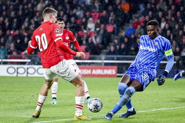 EINDHOVEN, 08-11-2023, Philips Stadium, UEFA Champions League season 2023 24, PSV player Guus Til and Goalkeeper Brice Samba of RC Lens during the match between PSV and RC Lens. PSV - Lens  x23093330x Copyright:
