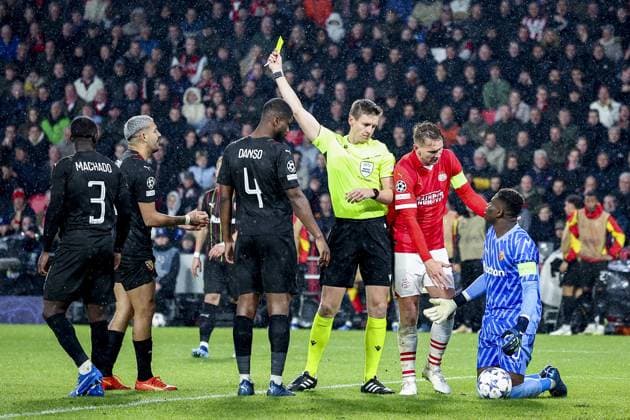 EINDHOVEN, 08-11-2023, Philips Stadium, UEFA Champions League season 2023 24, Referee Daniel Siebert shows yellow card to Facundo Medina of RC Lens during the match between PSV and RC Lens. PSV - Lens  x23093333x Copyright: