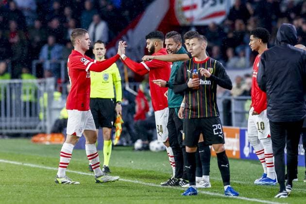 EINDHOVEN, 08-11-2023, Philips Stadium, UEFA Champions League season 2023 24, PSV player Joey Veerman for PSV player Ismael Saibari during the match between PSV and RC Lens. PSV - Lens  x23093485x Copyright: