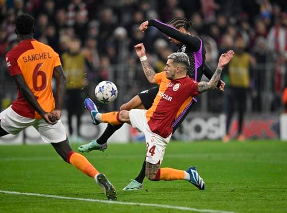 Penalty area scene, goal area scene duel Lucas Torreira Galatasaray Istanbul 34 blocks shot on goal Action goal chance by Leroy Sane FC Bayern Muenchen FCB 10 FC Bayern Muenchen FCB vs Galatasaray Istanbul Group stage 4 Matchday 08 11 2023 DFL REGULATIONS PROHIBIT ANY USE OF PHOTOGRAPHS AS IMAGE SEQUENCES AND OR QUASI VIDEO FC Bayern Muenchen FCB vs Galatasaray Istanbul