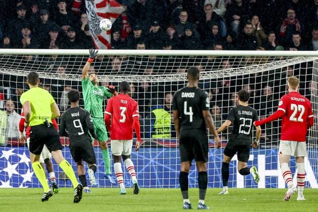 EINDHOVEN, 08-11-2023, Philips Stadium, UEFA Champions League season 2023 24, safe by PSV goalkeeper Walter Benitez during the match between PSV and RC Lens. PSV - Lens  x23093538x Copyright:
