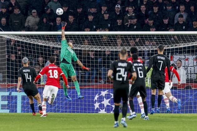 EINDHOVEN, 08-11-2023, Philips Stadium, UEFA Champions League season 2023 24, safe by PSV goalkeeper Walter Benitez during the match between PSV and RC Lens. PSV - Lens  x23093617x Copyright: