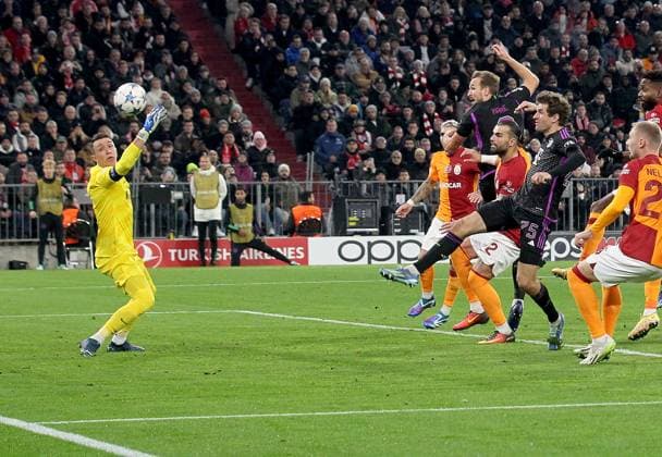 Harry Kane Bayern, right heads the goal to make it 1 0 for Munich Left Fernando Muslera Galatasaray FC Bayern Munich Galatasaray SK Munich, GER, 08 11 2023, Sport Football Champions League Season 23 24