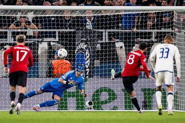 231108 Goalkeeper Kamil Grabara of FC Copenhagen and Bruno Fernandes of Manchester United during the UEFA Champions League football match between FC Copenhagen and Manchester United on November 8, 2023 in Copenhagen Photo Petter Arvidson BILDBYRAN kod PA PA0685 fotboll football soccer fotball champions league fc copenhagen manchester united bbeng  Copyright: PETTERxARVIDSON BB231108PA114