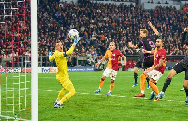 Harry Kane, FCB 9 scores, shoots goal , Tor, Treffer, Torschuss, 1-0 in the group stage match FC BAYERN MUENCHEN - GALATASARAY ISTANBUL of football UEFA Champions League in season 2023 2024 in Munich, Nov 8, 2023. Gruppenphase, GALA, FCB