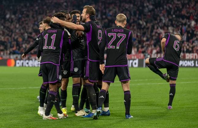 Bayern celebrate with Harry Kane FC Bayern Muenchen, 9 his goal for 1 0 GER, FC Bayern Muenchen vs Galatasaray Istanbul, Football, Champions League, Group stage, Matchday 4, Season 2023 2024, 08 11 2023 DFL DFB REGULATIONS PROHIBIT ANY USE OF PHOTOGRAPHS as IMAGE SEQUENCES and or QUASI VIDEO GER, FC Bayern Muenchen vs Galatasaray Istanbul, Football, Champions League, Group stage, Matchday 4, Season 2023 2024, 08 11 2023 Muenchen Copyright: xEibner-Pressefoto HeikexFeinerx EP_HFR