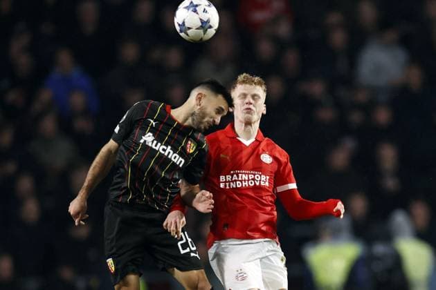 EINDHOVEN - (l-r) Adrien Thomasson of RC Lens, Jerdy Schouten of PSV during the UEFA Champions League group B match between PSV Eindhoven and RC Lens at the Phillips stadium on November 8, 2023 in Eindhoven, Netherlands. ANP MAURICE VAN STEEN UEFA Champions League 2023 24 2023 2024 xVIxANPxSportx xxANPxIVx 483361282 originalFilename: 483361282.jpg