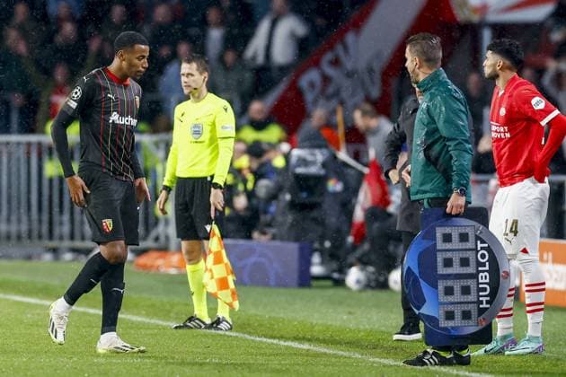 EINDHOVEN, 08-11-2023, Philips Stadium, UEFA Champions League season 2023 24, Morgan Guilavogui of RC Lens leaves the field after a red card during the match between PSV and RC Lens. PSV - Lens  x23093779x Copyright: