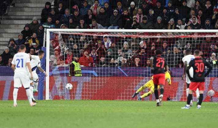 SOCCER - UEFA CL, RBS vs Inter SALZBURG,AUSTRIA,08.NOV.23 - SOCCER - UEFA Champions League, group stage, Red Bull Salzburg vs FC Internazionale Milano. Image shows Kristjan Asllani (Inter) and Alexander Schlager (RBS).  GEPAxpictures xHaraldxSteiner