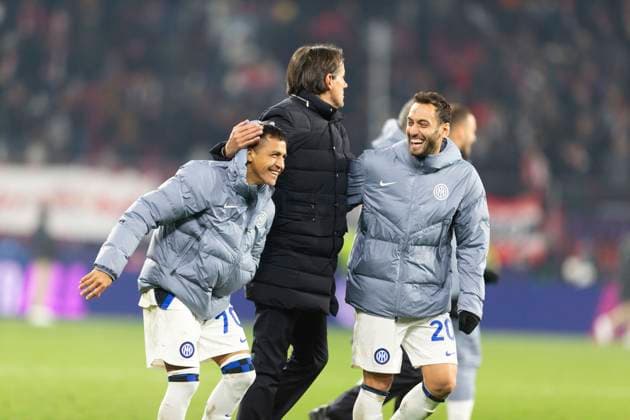 SOCCER - UEFA CL, RBS vs Inter SALZBURG,AUSTRIA,08.NOV.23 - SOCCER - UEFA Champions League, group stage, Red Bull Salzburg vs FC Internazionale Milano. Image shows the rejoicing of Alexis Sanchez and Hakan Calhanoglu (Inter).  GEPAxpictures xGintarexKarpaviciute