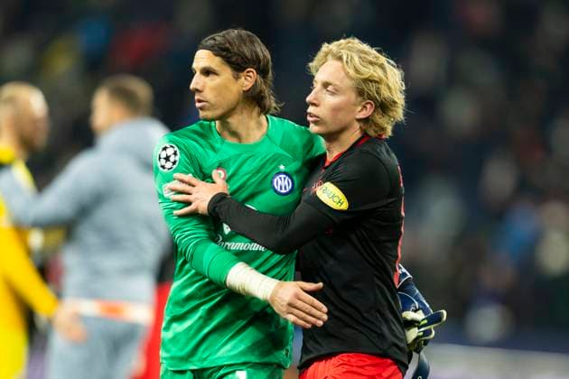 SOCCER - UEFA CL, RBS vs Inter SALZBURG,AUSTRIA,08.NOV.23 - SOCCER - UEFA Champions League, group stage, Red Bull Salzburg vs FC Internazionale Milano. Image shows Yann Sommer (Inter) and Mads Bidstrup (RBS).  GEPAxpictures xGintarexKarpaviciute