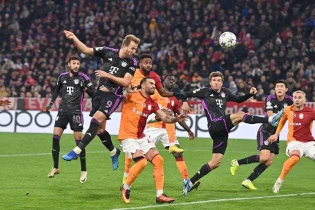 Goal Harry KANE Bayern Muenchen to 1 0,header,action,duel against Abduelkerim BARDAKCI Galatasaray ,re Thomas MUELLER MÜLLER,Bayern Muenchen penalty area scene Soccer Champions League group stage 4 matchday FC Bayern Muenchen Galatasaray Istanbul 2 1 on 08 11 2023, A L L I A N Z A R E N A