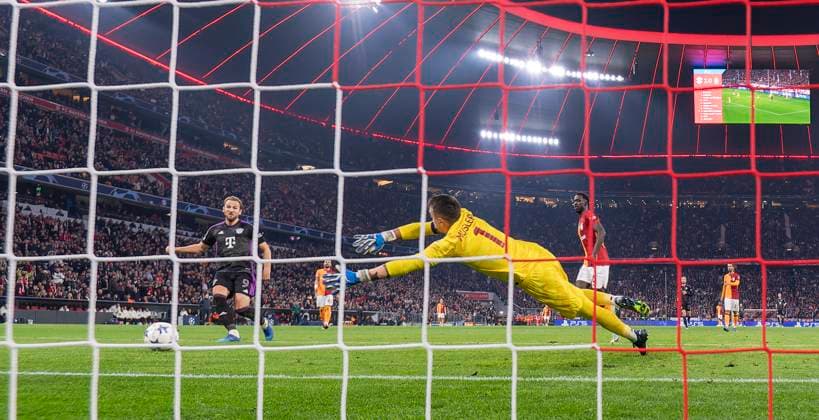 08 11 2023, Football UEFA Championsleague 2023 2024 4 Matchday Preliminary Round, FC Bayern Munich Galatasaray Istanbul SK, in the Allianz Arena Munich Goal shot to 2 0 by Harry Kane li, FC Bayern Munich against goalkeeper Fernando Muslera Galatasaray Istanbul DFL and DFB regulations prohibit any use of photographs as image sequences and or quasi video