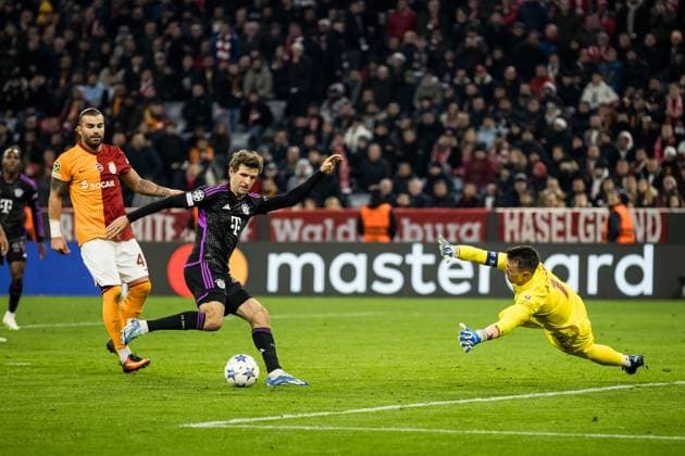 UEFA Champions League FC Bayern Muenchen Galatasaray 08 11 2023 Goal kick Thomas Mueller FC Bayern Muenchen, 25 vs Fernando Muslera Galatasaray, 1 UEFA Champions League FC Bayern Muenchen Galatasaray, Muenchen, Allianz Arena on 08 11 2023 Copyright: xBEAUTIFULxSPORTS Wunderlx