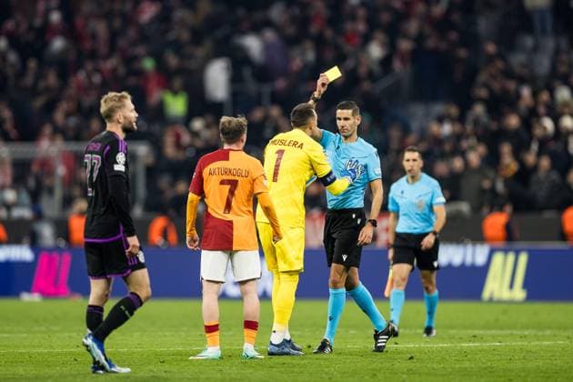 UEFA Champions League FC Bayern Muenchen Galatasaray 08 11 2023 Yellow for Fernando Muslera Galatasaray, 1 UEFA Champions League FC Bayern Muenchen Galatasaray, Munich, Allianz Arena on 08 11 2023 Copyright: xBEAUTIFULxSPORTS Wunderlx