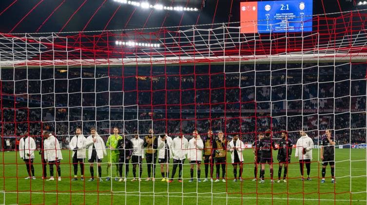 Bayern are celebrated by their fans, in the background the scoreboard shows the final result Bayern wins with 2 1 GER, FC Bayern Muenchen vs Galatasaray Istanbul, Football, Champions League, Group stage, Matchday 4, Season 2023 2024, 08 11 2023 DFL DFB REGULATIONS PROHIBIT ANY USE OF PHOTOGRAPHS as IMAGE SEQUENCES and or QUASI VIDEO GER, FC Bayern Muenchen vs Galatasaray Istanbul, Football, Champions League, Group stage, Matchday 4, Season 2023 2024, 08 11 2023 Muenchen Copyright: xEibner-Pressefoto HeikexFeinerx EP_HFR