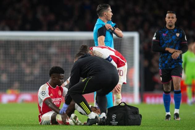 8th November 2023; Emirates Stadium, London, England; Champions League Football, Group Stage, Arsenal versus Sevilla; Bukayo Saka of Arsenal receives medical treatment after an injury  ActionPlus12573947 SalvioxCalabrese
