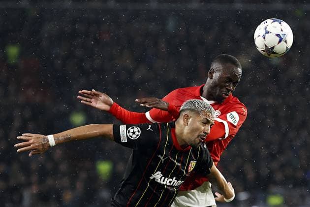 EINDHOVEN - (l-r) Jordan Teze of PSV Eindhoven, Facundo Medina of RC Lens during the UEFA Champions League group B match between PSV Eindhoven and RC Lens at the Phillips stadium on November 8, 2023 in Eindhoven, Netherlands. ANP MAURICE VAN STEEN UEFA Champions League 2023 24 2023 2024 xVIxANPxSportx xxANPxIVx 483363603 originalFilename: 483363603.jpg