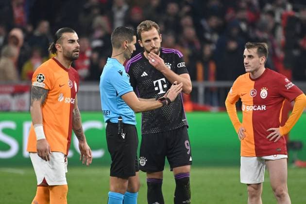 VAR The goal by Harry KANE Bayern Muenchen here with referee Antonio Nobre is reviewed twice Football Champions League group stage 4 matchday FC Bayern Muenchen Galatasaray Istanbul 2 1 on 08 11 2023, A L L I A N Z A R E N A