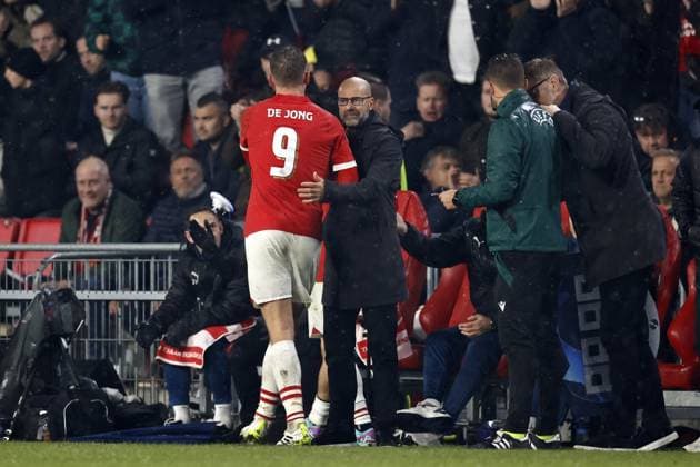EINDHOVEN - (l-r) Luuk de Jong of PSV Eindhoven, PSV Eindhoven coach Peter Bosz during the UEFA Champions League group B match between PSV Eindhoven and RC Lens at the Phillips stadium on November 8, 2023 in Eindhoven, Netherlands. ANP MAURICE VAN STEEN UEFA Champions League 2023 24 2023 2024 xVIxANPxSportx xxANPxIVx 483364575 originalFilename: 483364575.jpg