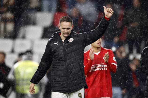EINDHOVEN - (l-r) Luuk de Jong of PSV Eindhoven celebrates the 1-0 victory after the UEFA Champions League group B match between PSV Eindhoven and RC Lens at the Phillips stadium on November 8, 2023 in Eindhoven, the Netherlands. ANP MAURICE VAN STEEN UEFA Champions League 2023 24 2023 2024 xVIxANPxSportx xxANPxIVx 483365129 originalFilename: 483365129.jpg
