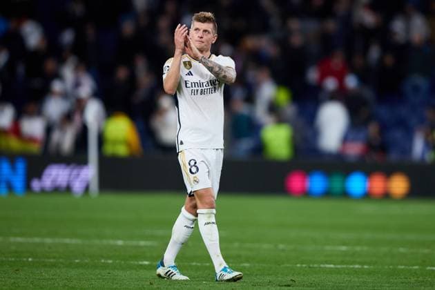 Real Madrid v Sporting Braga - UEFA Champions League Toni Kroos of Real Madrid CF thanks supporters for standing during the UEFA Champions League match between Real Madrid and Sporting Braga in Madrid, Spain, on November 8, 2023 Madrid Spain  Copyright: xAlvaroxMedrandax originalFilename:medranda-realmadr231108_npAdP.jpg