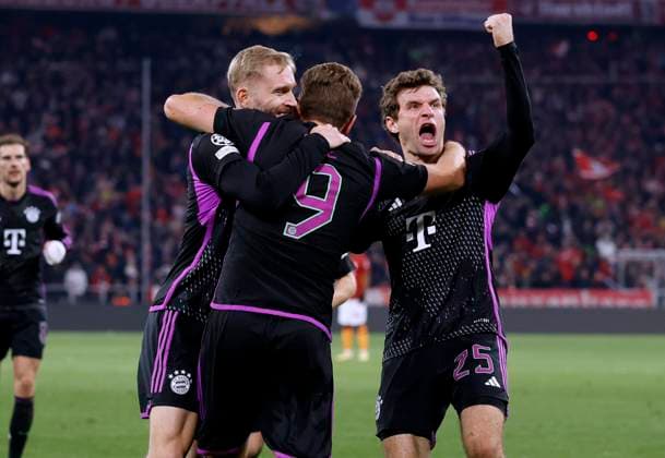 KANE Harry Team FC Bayern Muenchen Cheering for goalscorer Kane Harry with MUELLER Thomas and LAIMER Konrad UEFA Championsleague Saiason 2023 2024 Match FC Bayern Muenchen Galatasaray Istanbul 2 1 on 08 11 2023 in Muenchen DFL REGULATIONS PROHIBIT ANY USE OF PHOTOGRAPHS as IMAGE SEQUENCES and or QUASI VIDEO Copyright: xLacixPerenyix