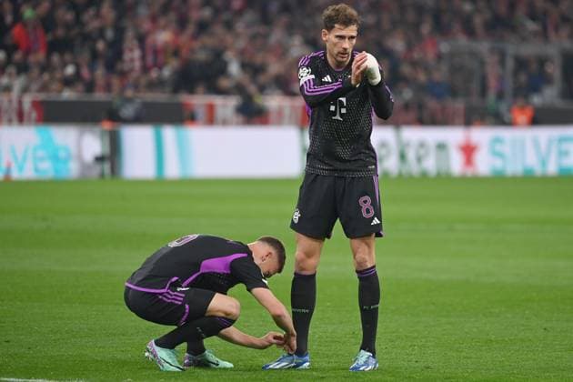 Joshua KIMMICH Bayern Muenchen must tie Leon GORETZKA Bayern Muenchens shoes because of his plaster Football Champions League group stage 4 matchday FC Bayern Muenchen Galatasaray Istanbul 2 1 on 08 11 2023, A L L I A N Z A R E N A