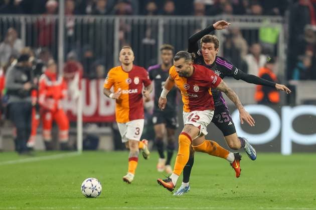 Germany, Muenchen, 08 11 2023, Allianz Arena, FC Bayern Muenchen vs Galatasaray UEFA Champions League 2023 2024 Group A, Abduelkerim Bardakci Galatasaray A S and Thomas Mueller FC Bayern Muenchen battle for the ball Munich Allianz Arena Germany  eu-images-048