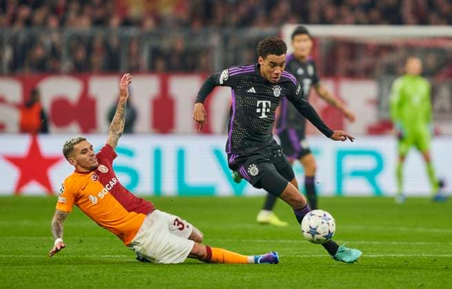 Jamal MUSIALA, FCB 42 compete for the ball, tackling, duel, header, zweikampf, action, fight against Lucas Torreira, Galatasaray Istanbul 34 in the group stage match FC BAYERN MUENCHEN - GALATASARAY ISTANBUL 2-1 of football UEFA Champions League in season 2023 2024 in Munich, Nov 8, 2023. Gruppenphase, GALA, FCB