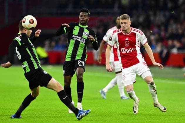 AMSTERDAM - (l-r) Simon Adingra of Brighton Hove Albion, Kenneth Taylor of Ajax during the UEFA Europa League Group B match between Ajax Amsterdam and Brighton & Hove Albion FC at the Johan Cruyff ArenA on November 9, 2023 in Amsterdam, Netherlands. ANP OLAF KRAAK UEFA Europa League 2023 24 2023 2024 xVIxANPxSportx xxANPxIVx 483432242 originalFilename: 483432242.jpg
