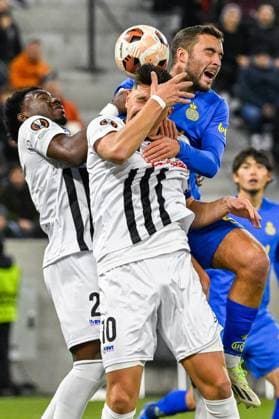 LASK s George Bello, LASK s Robert Zulj and Union s Charles Vanhoutte fight for the ball during a soccer game between Austrian Linzer Athletik Klub (LASK) and Belgian Royale Union Saint Gilloise in Linz, Austria, on Thursday 09 November 2023, on day 4 in the group phase of the UEFA Europa League competition, in group E. LAURIExDIEFFEMBACQ  x79647739x