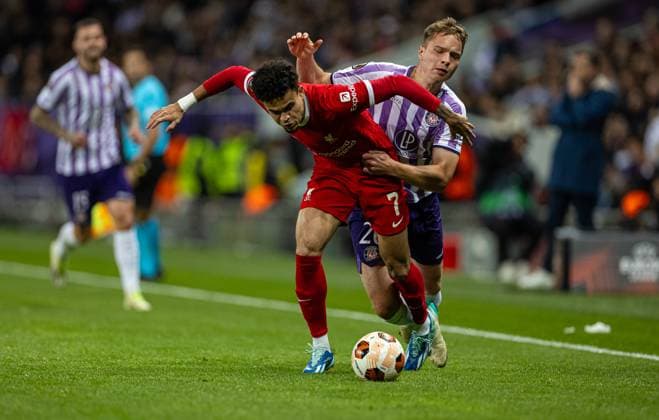 Football - UEFA Europa League - Group E - Toulouse FC v Liverpool FC TOULOUSE, ENGLAND - Thursday, November 9, 2023: Liverpool s Luis Diaz (L) is challenged by Toulouse s Niklas Schmidt during the UEFA Europa League Group E match-day 4 game between Toulouse FC and Liverpool FC at the Stadium de Toulouse. (Photo by David Rawcliffe Propaganda) TOULOUSE Stadium de Toulouse OCCITANIA FRANCE  Copyright: xDavidxRawcliffex P2023-11-09-Toulouse_Liverpool-26