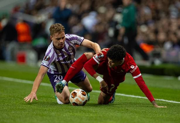 Football - UEFA Europa League - Group E - Toulouse FC v Liverpool FC TOULOUSE, ENGLAND - Thursday, November 9, 2023: Liverpool s Luis Diaz (R) is challenged by Toulouse s Niklas Schmidt during the UEFA Europa League Group E match-day 4 game between Toulouse FC and Liverpool FC at the Stadium de Toulouse. (Photo by David Rawcliffe Propaganda) TOULOUSE Stadium de Toulouse OCCITANIA FRANCE  Copyright: xDavidxRawcliffex P2023-11-09-Toulouse_Liverpool-28