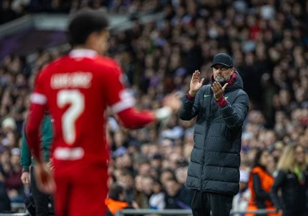Football - UEFA Europa League - Group E - Toulouse FC v Liverpool FC TOULOUSE, ENGLAND - Thursday, November 9, 2023: Liverpool s manager Jürgen Klopp applauds Luis Diaz during the UEFA Europa League Group E match-day 4 game between Toulouse FC and Liverpool FC at the Stadium de Toulouse. (Photo by David Rawcliffe Propaganda) TOULOUSE Stadium de Toulouse OCCITANIA FRANCE  Copyright: xDavidxRawcliffex P2023-11-09-Toulouse_Liverpool-30