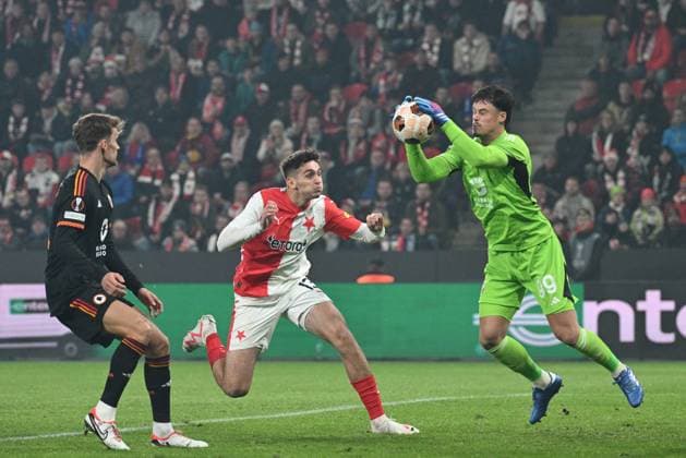 From right goalie of Rome Mile Svilar and Mojmir Chytil of Slavia in action during the football Europe League 4th round match Slavia Praha vs AS Rome, group G in Prague, Czech Republic, November 9, 2023. (CTKxPhoto MichalxKamaryt) CTKPhotoP2023110908085  CTKPhotoP2023110908085